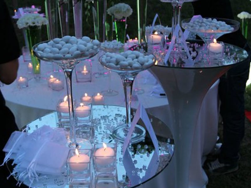 Confettata con specchi e fiori bianchi,le candele