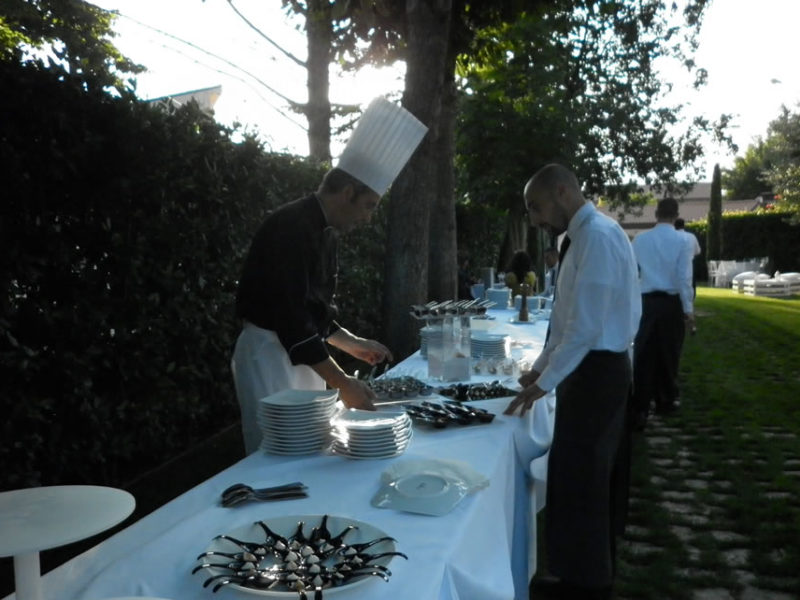 Momento di preparazione e sistemazione del buffet in giardino con i nostri professionisti