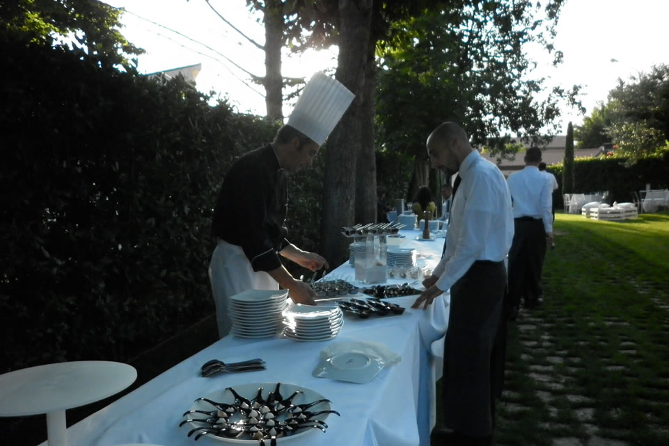 Momento di preparazione e sistemazione del buffet in giardino con i nostri professionisti