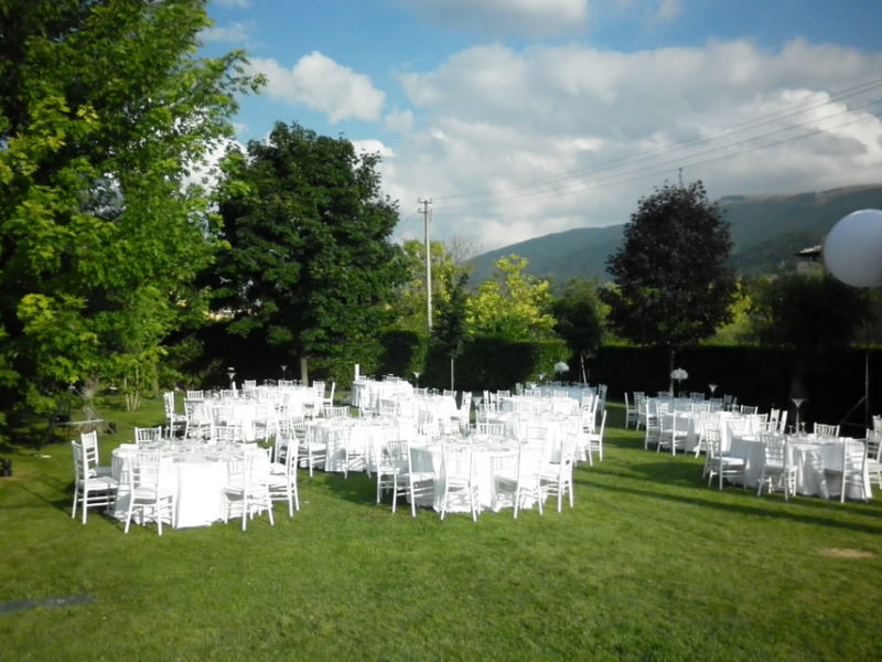 Visione  di tavoli e sedie in un contesto di giardino  dell entroterra  marchigiano