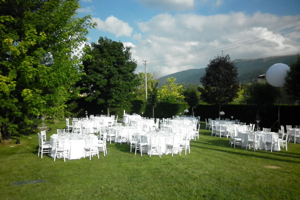 Visione  di tavoli e sedie in un contesto di giardino  dell entroterra  marchigiano