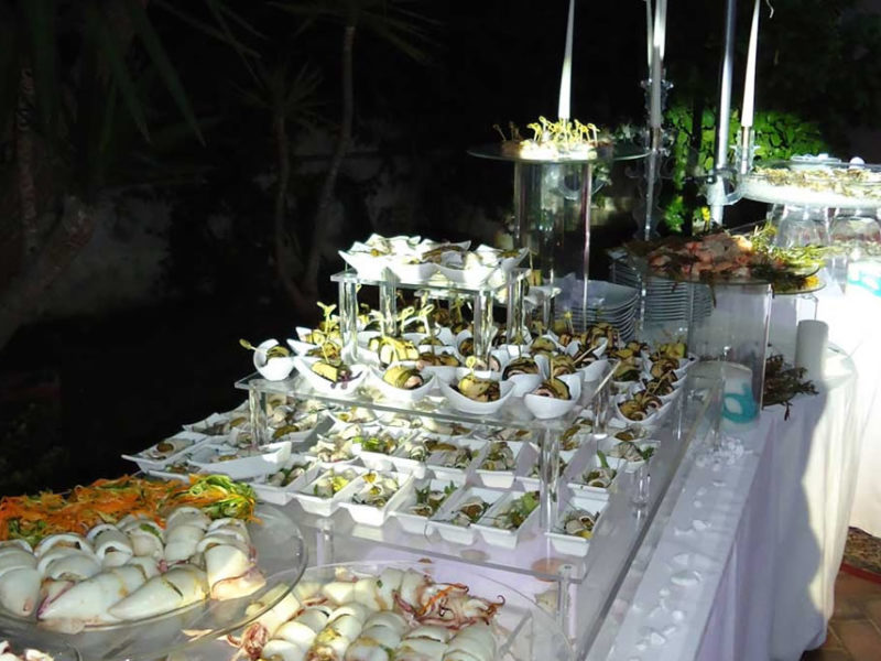 Buffet del marinaio con particolari specialità di pesce in bella vista crudi, marinati al vapore