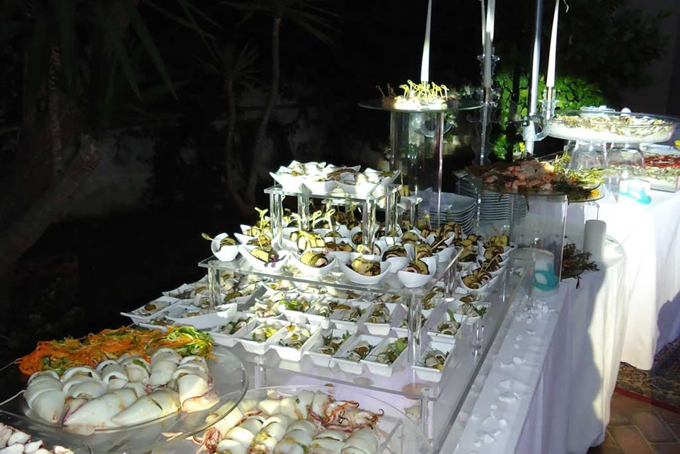 Buffet del marinaio con particolari specialità di pesce in bella vista crudi, marinati al vapore